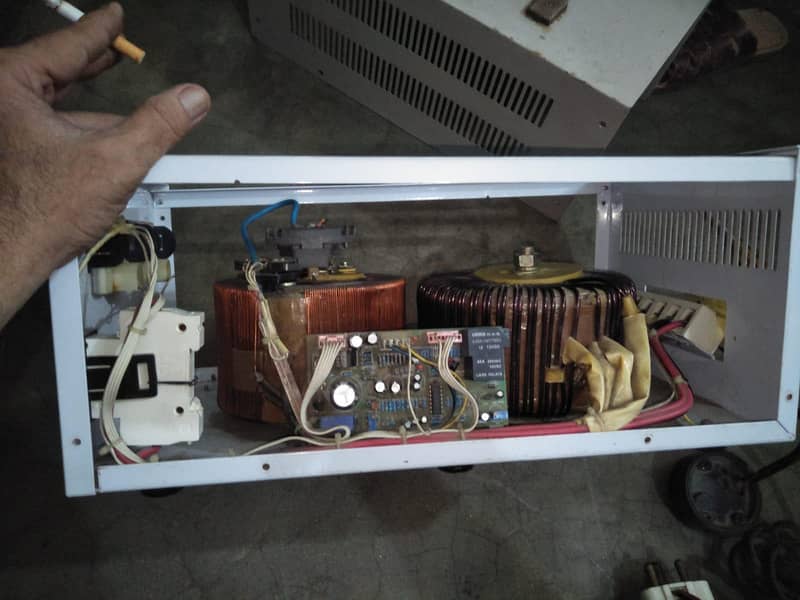 automatic voltage steplizer 1year use 1