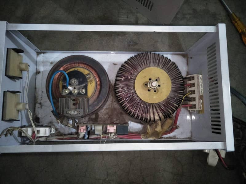 automatic voltage steplizer 1year use 2