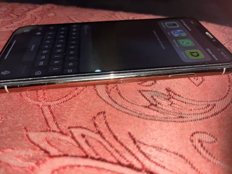 Apple iPhone XS Max 3