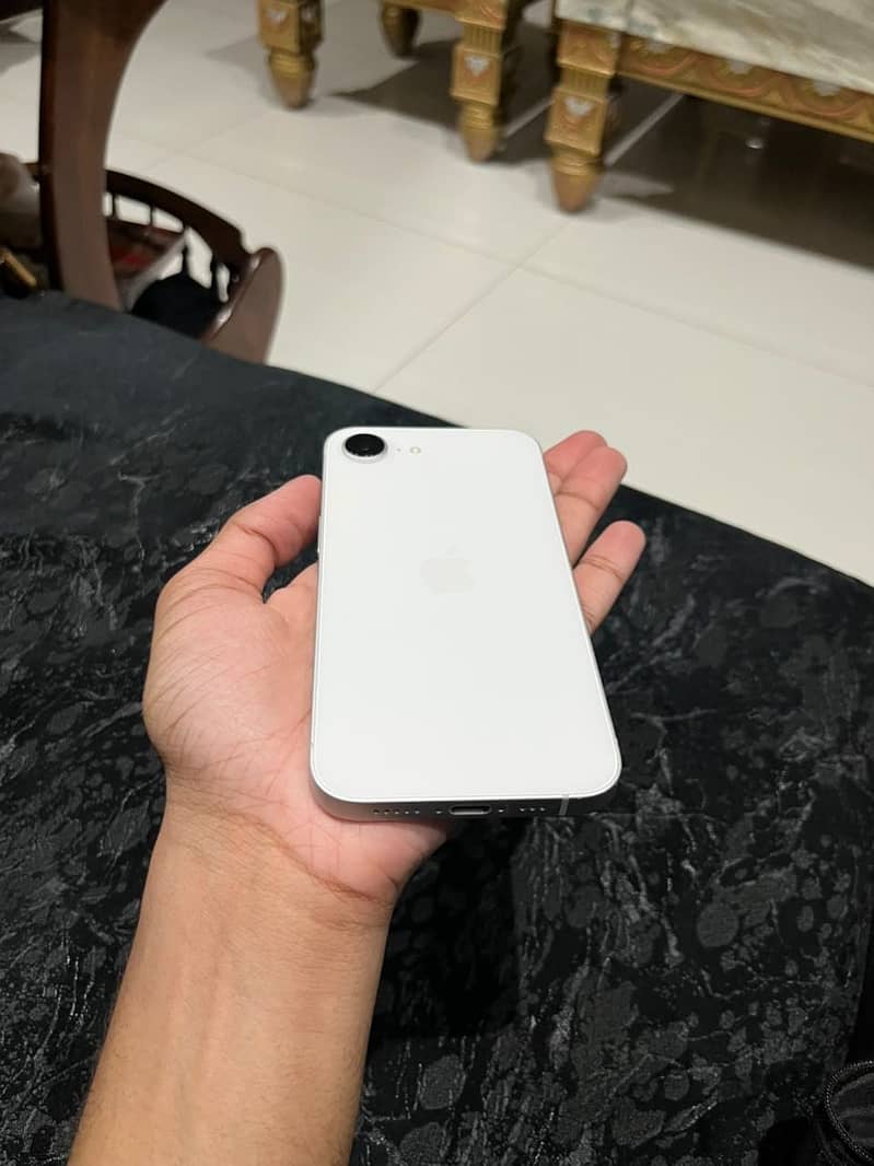 Apple iPhone 16e 1