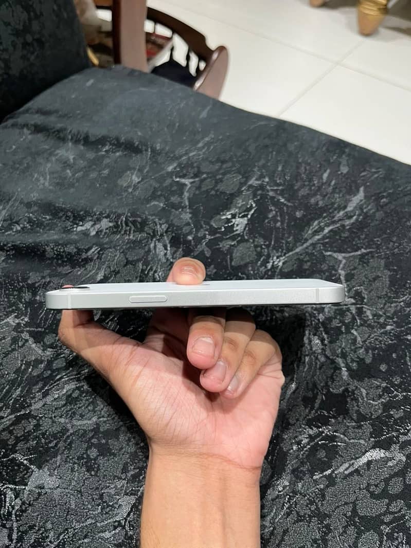 Apple iPhone 16e 2