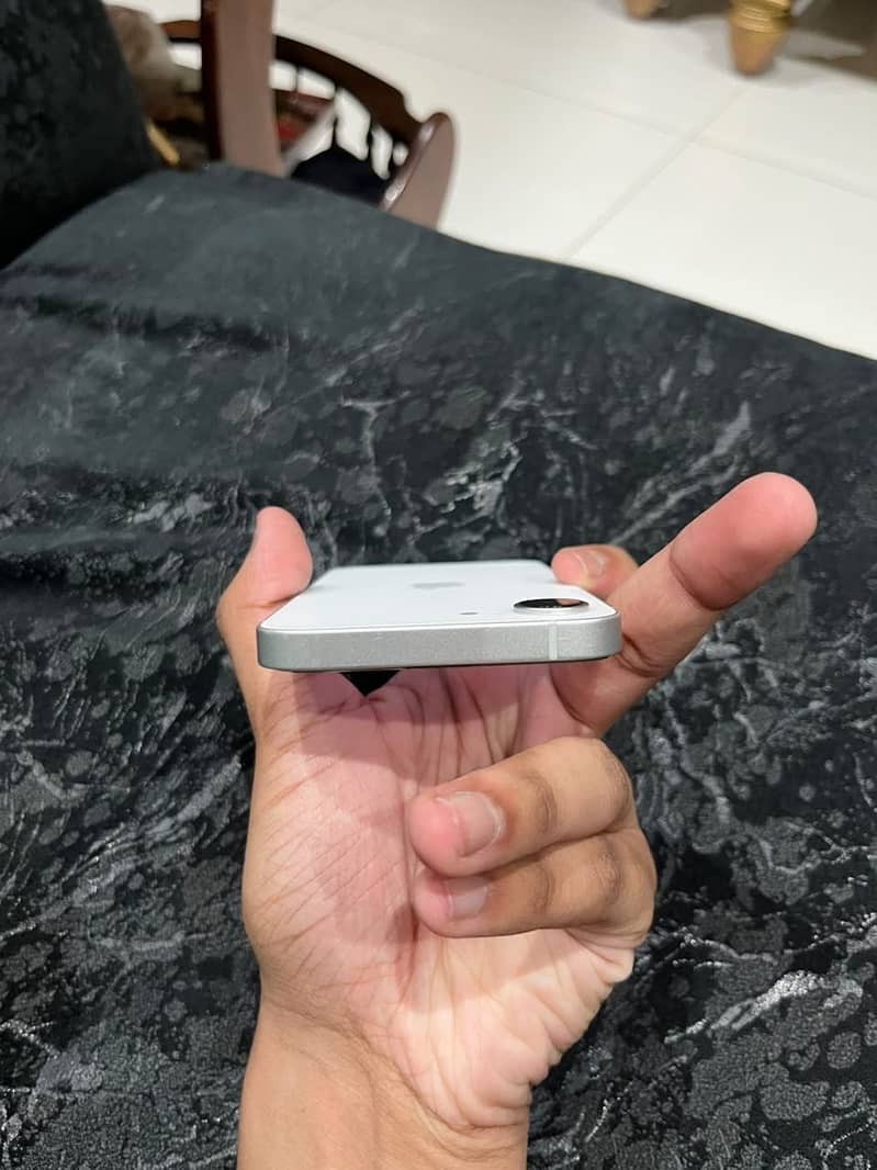 Apple iPhone 16e 3