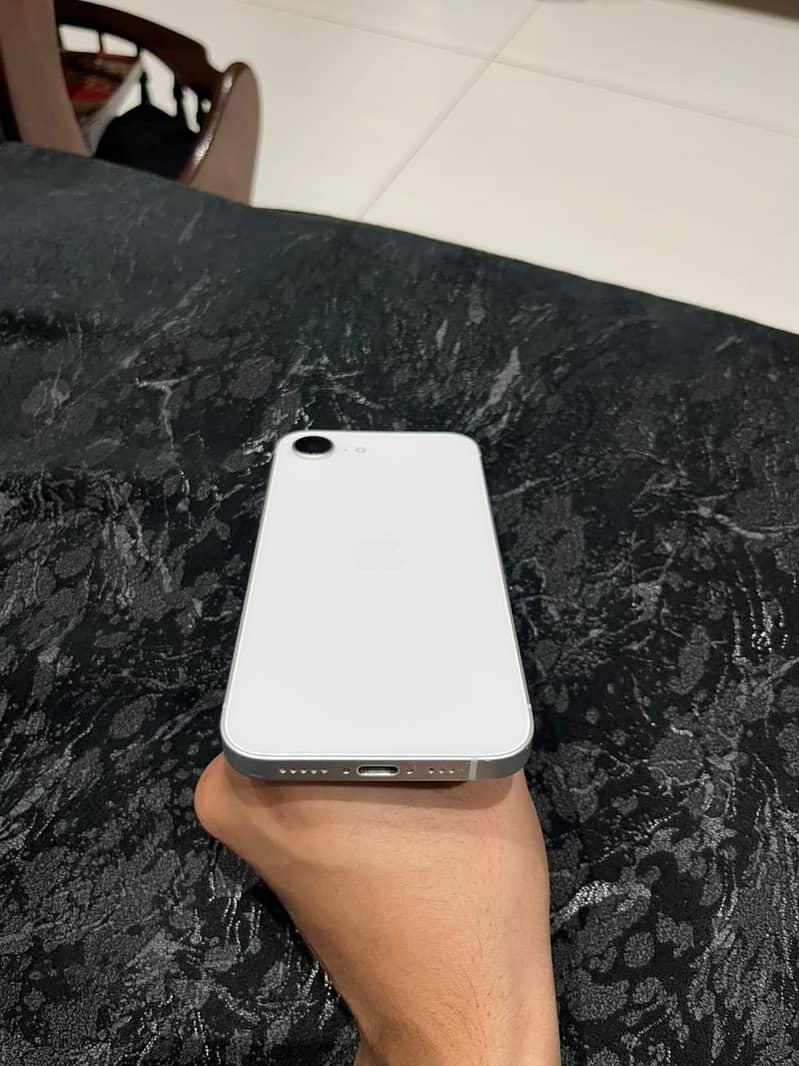 Apple iPhone 16e 4