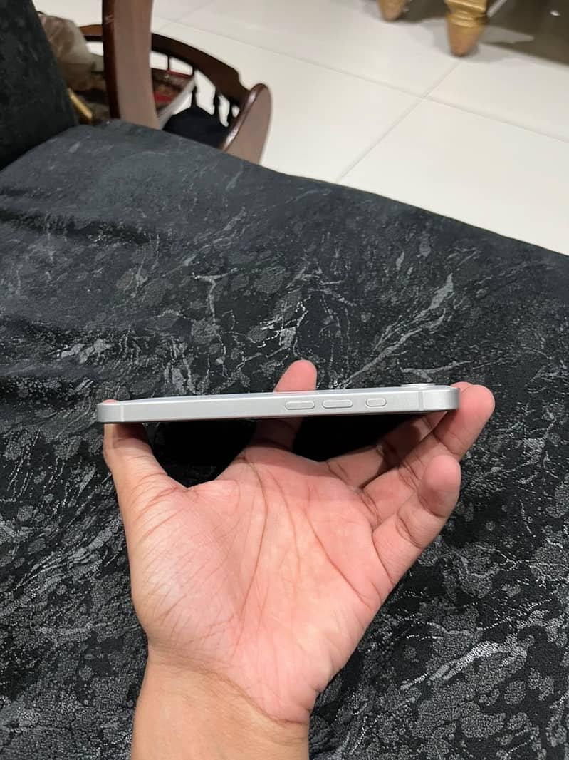 Apple iPhone 16e 5