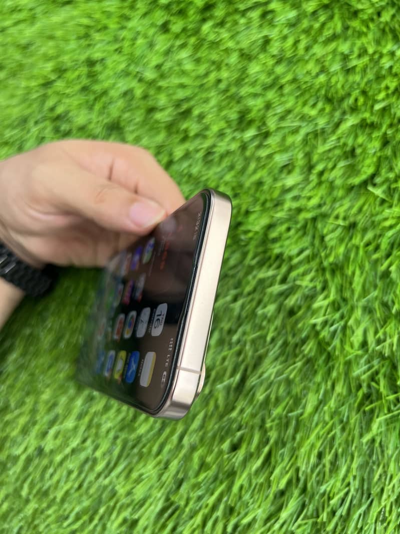 Apple iPhone 16 Pro Max 2
