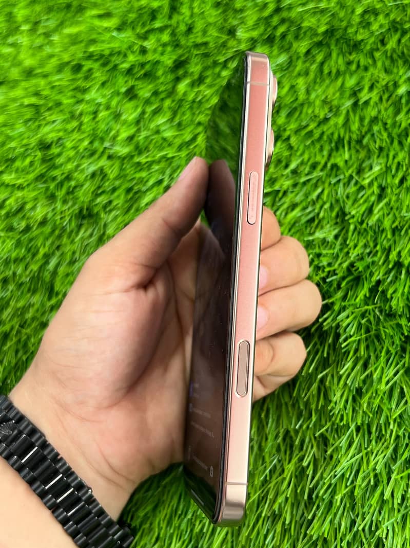 Apple iPhone 16 Pro Max 6