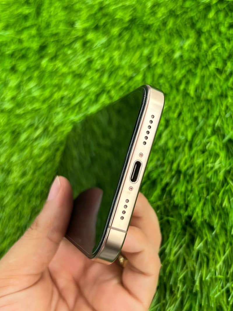 Apple iPhone 16 Pro Max 10