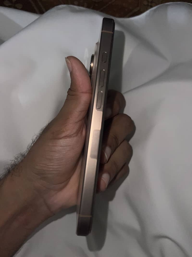 Apple iPhone 16 Pro 0