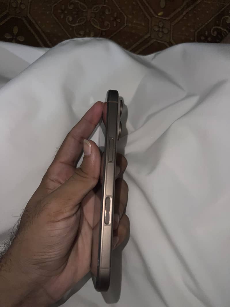 Apple iPhone 16 Pro 2