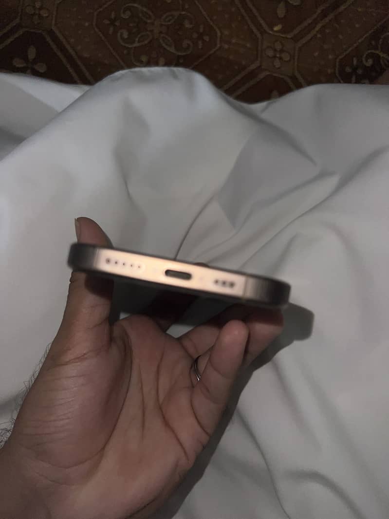 Apple iPhone 16 Pro 4