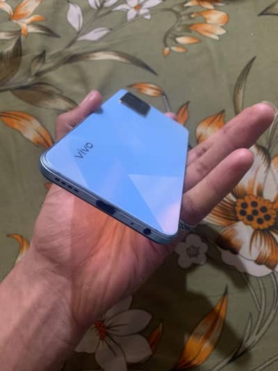 vivo y 33s . 8+4gb Ram. 128GB MEMORY.
