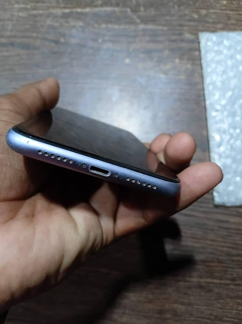 Apple iPhone 11 4