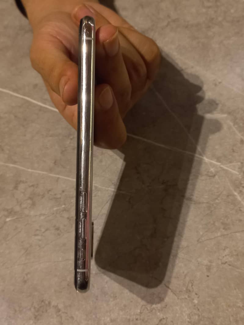 Apple iPhone X 4