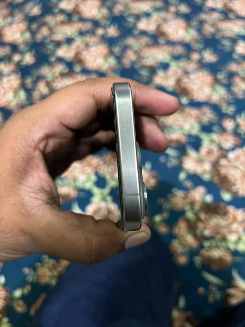 Apple iPhone 15 Pro 2