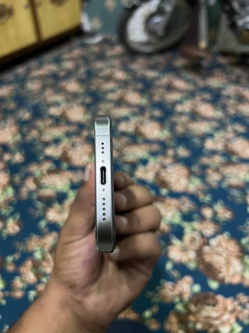 Apple iPhone 15 Pro 3