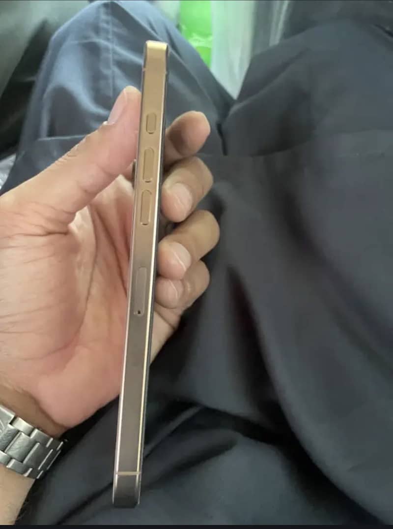 iPhone 16 Pro Max 4