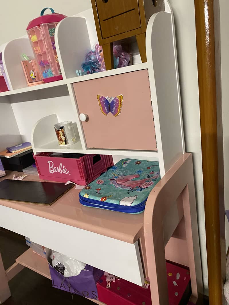 girl study table 0