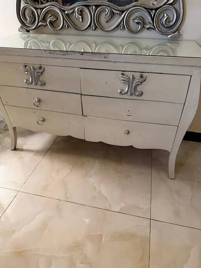 Elegant Dressing Table with Large Decorative Mirror – Excellent Condi