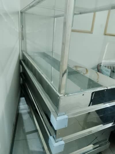Cream chart steel counter.