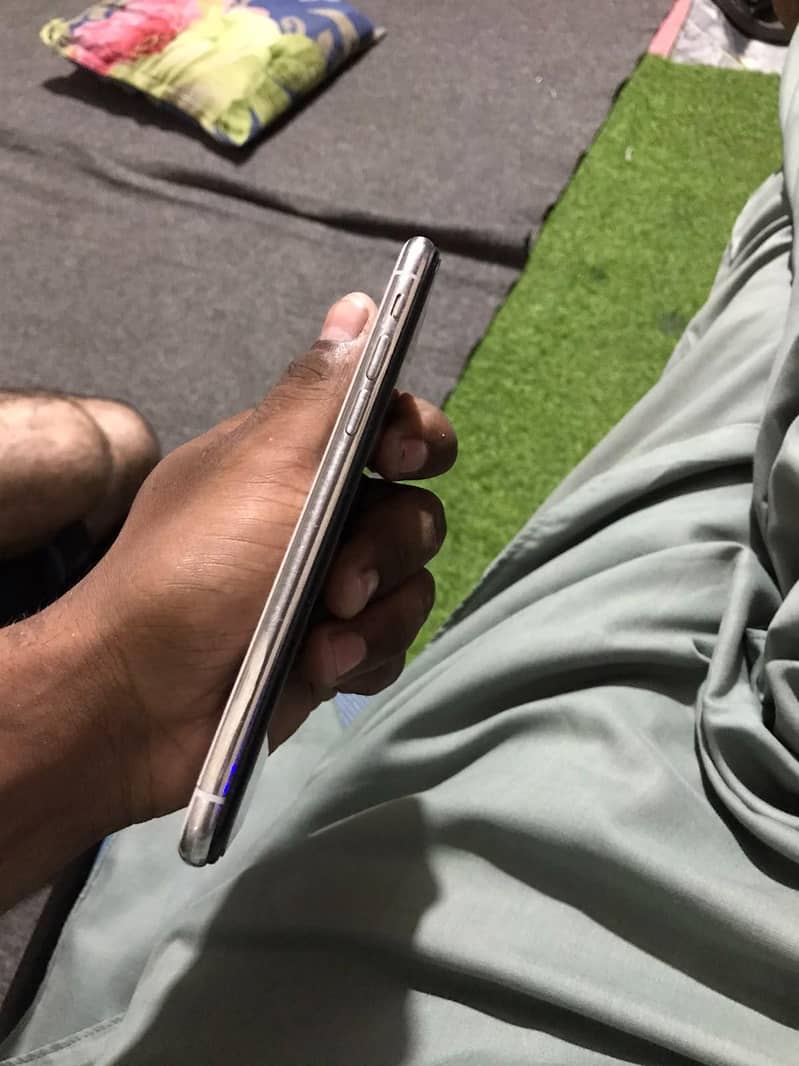 Apple iPhone X 3