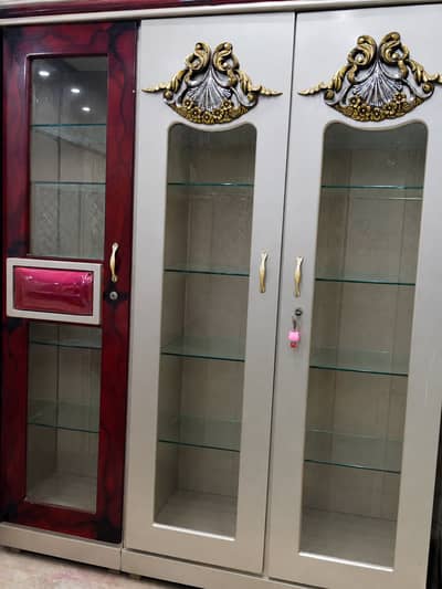 (Deco) Wood King Size Bedroom Set for Sale