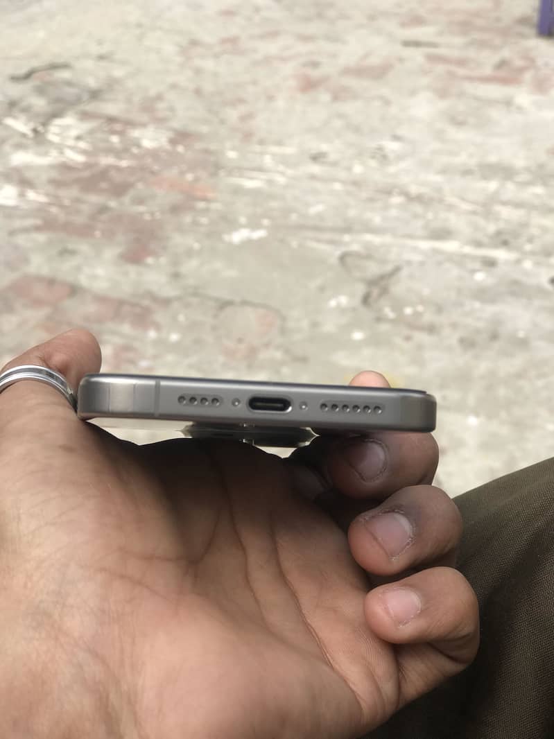 Apple iPhone 15 Pro Max 2