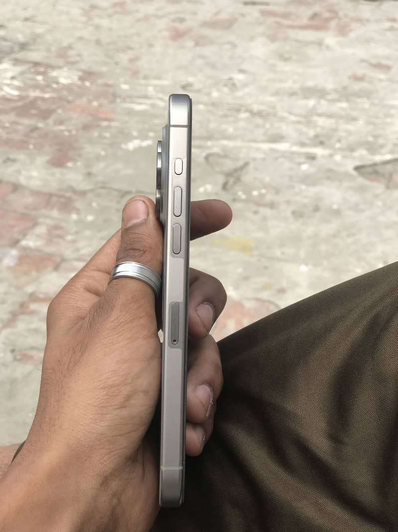 Apple iPhone 15 Pro Max 4