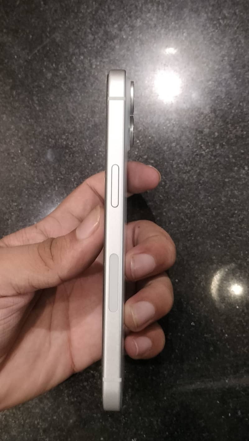 iPhone 15 4