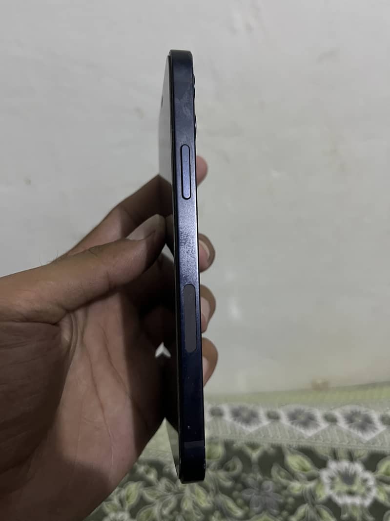 Apple iPhone 12 4