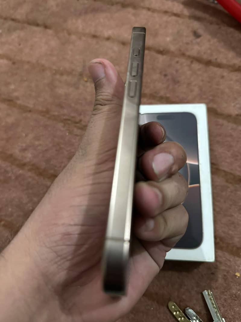 Apple iPhone 16 Pro 3