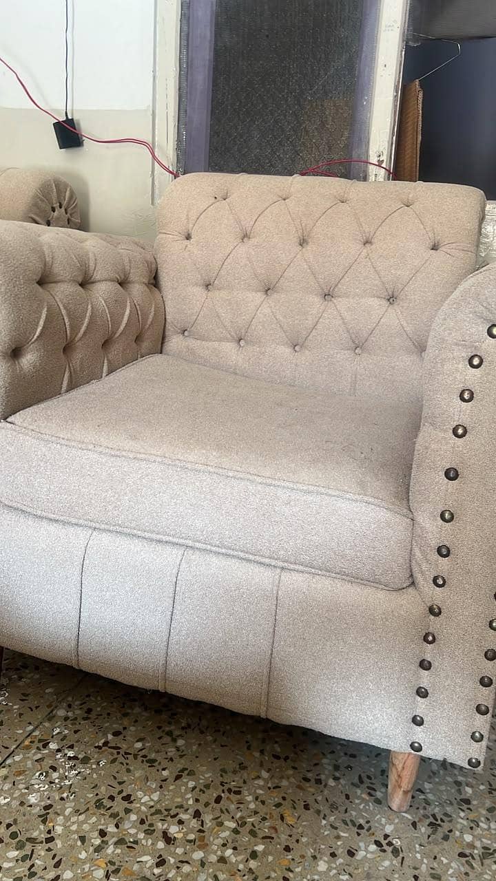 2 sofas with table 0