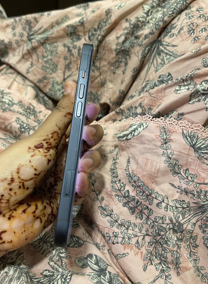 Apple iPhone 13 2