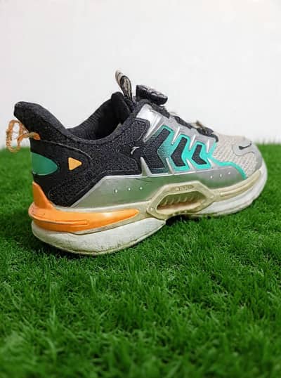 Mens sports shoes with unique lock lices.