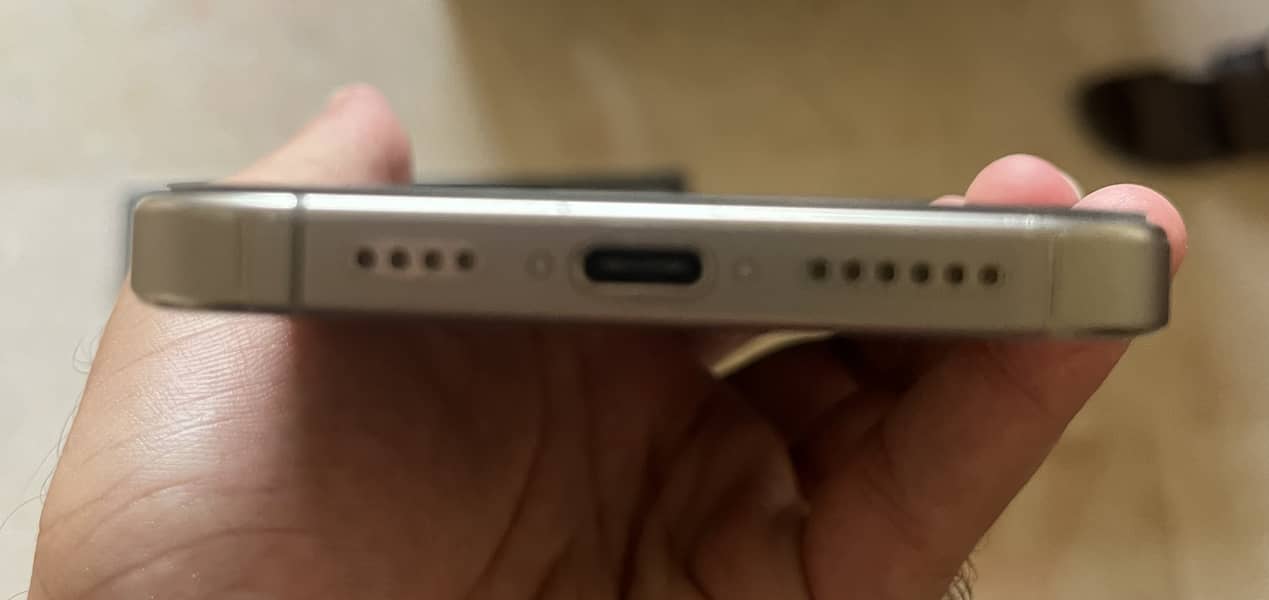 Apple iPhone 16 Pro Max 2