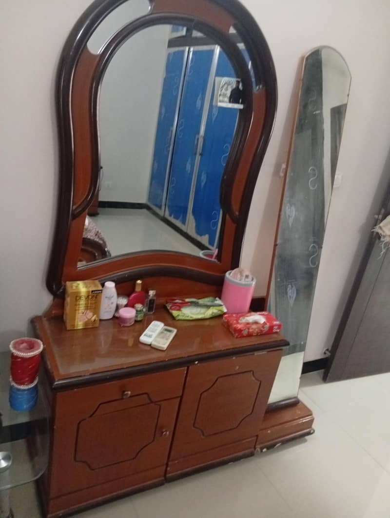 bed set and table 5