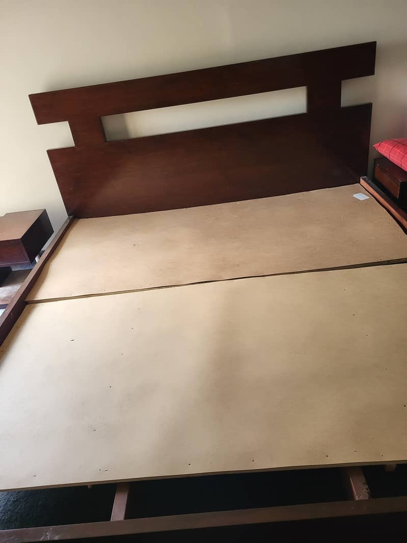 Bed with side tables 0