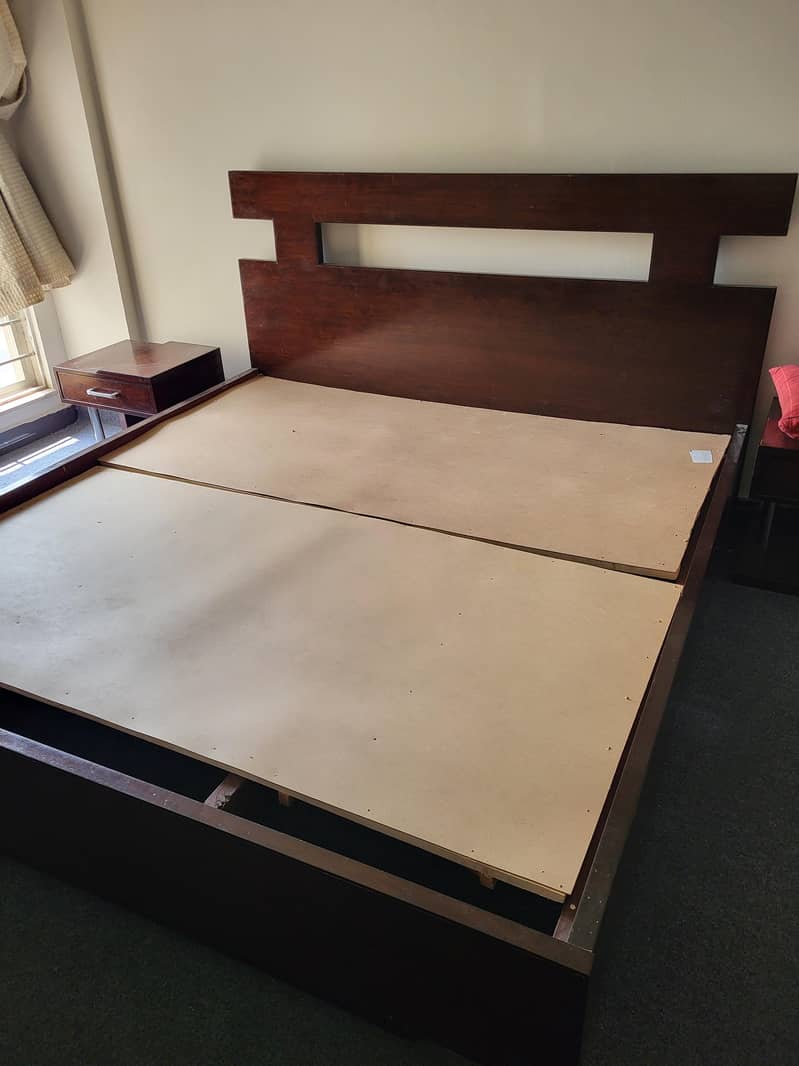 Bed with side tables 4