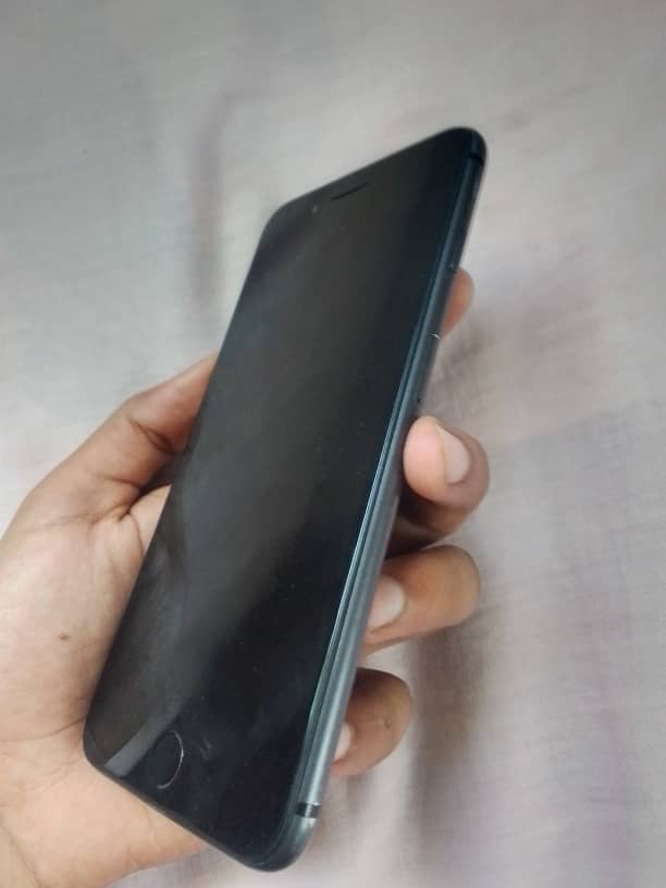 Apple iPhone 8 Plus 3