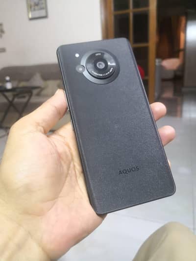 Sharp Aquos R7 clear display