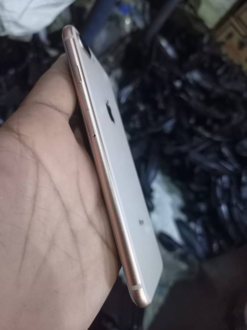 Apple iPhone 8 Plus 4