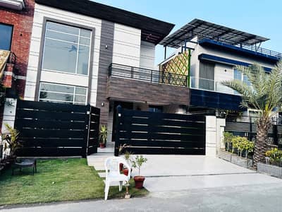 10 Marla Lavish Bungalow for sale in Paragon city