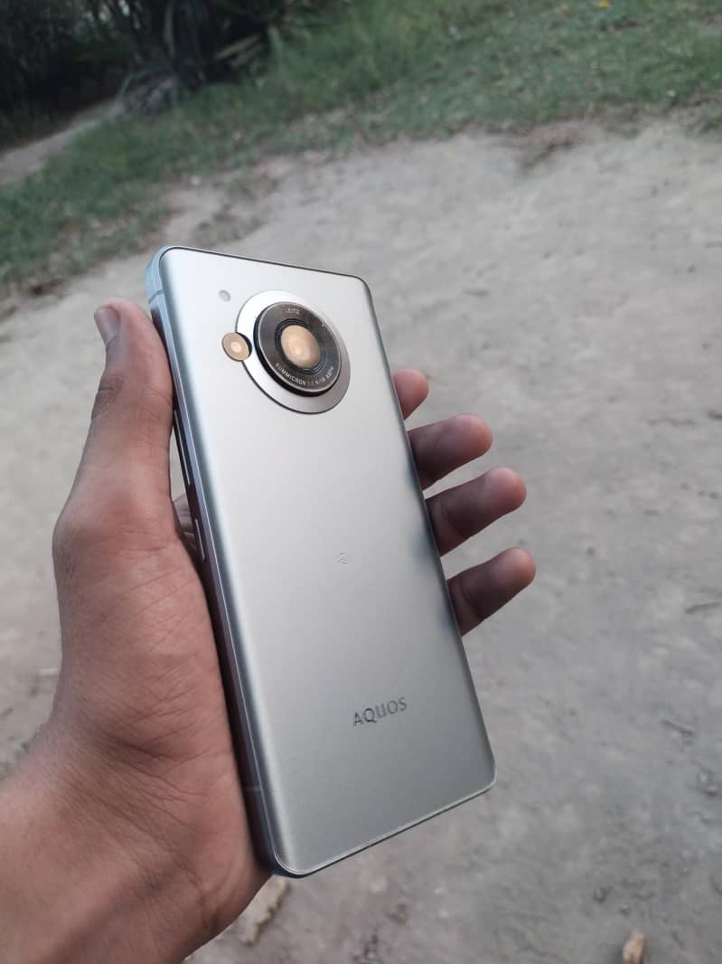 Sharp Aquos R7 3