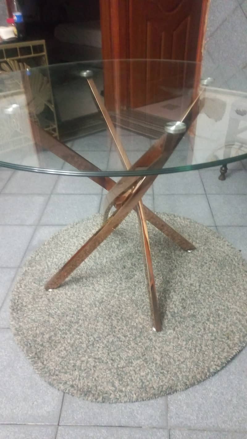 Round elegant table 0