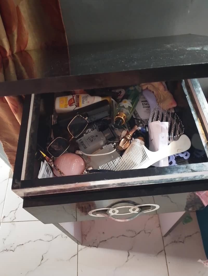 vanity table 0