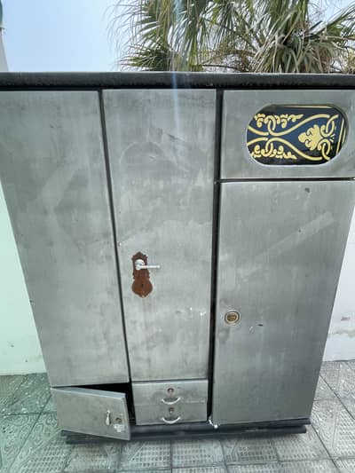 Used metal almari