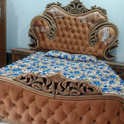 Bedroom set 4 piece without mattress. . conditions 10/10