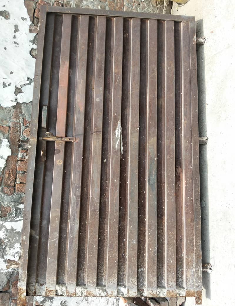 single iron gate 0