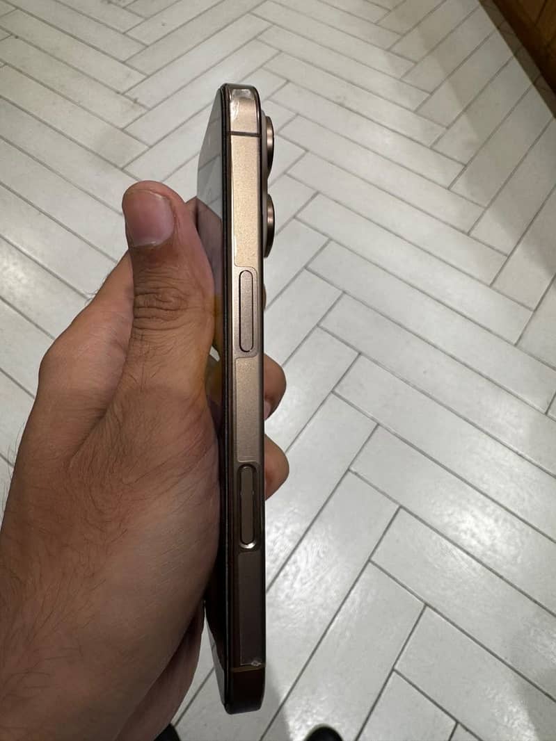 Apple iPhone 16 Pro 2