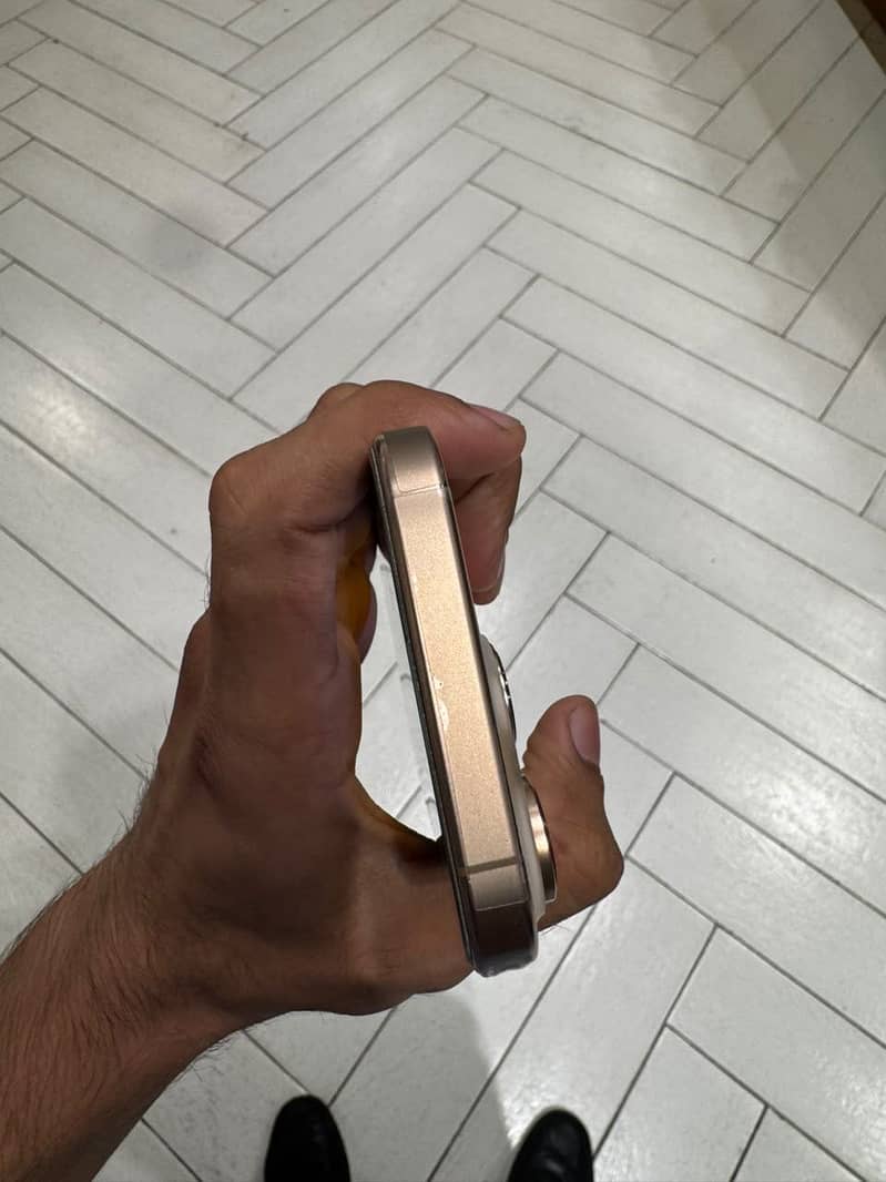 Apple iPhone 16 Pro 3