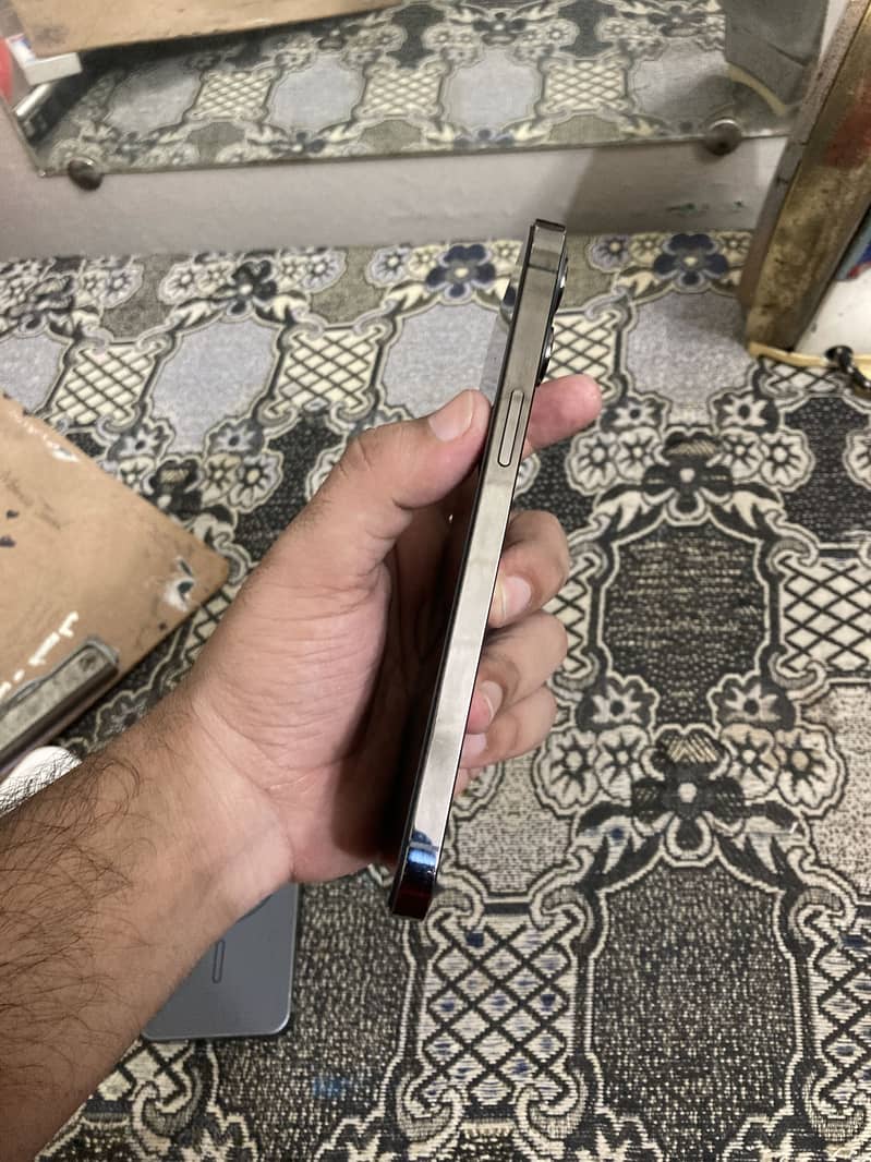 Iphone 12 pro max 4